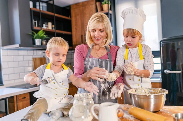 Feliz Madre Cocinando Con Hija Hijo — Foto de Stock
