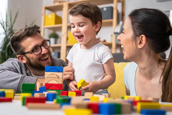 Evde Oyuncak Tahta Bloklarla Oynayan Genç Bir Aile — Stok fotoğraf