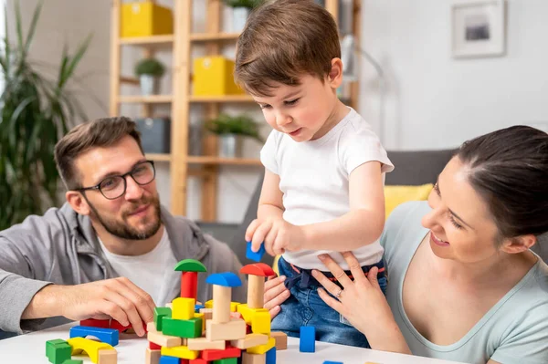Evde Oyuncak Tahta Bloklarla Oynayan Genç Bir Aile — Stok fotoğraf