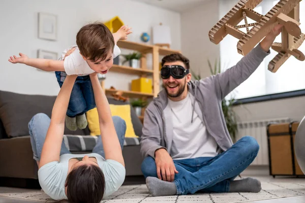 Família Brincando Com Avião Woodn — Fotografia de Stock