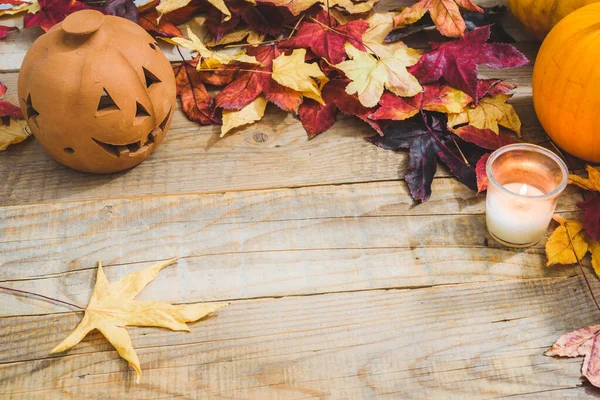 Cadılar Bayramı Sonbahar Tebrik Kartı Renkli Yapraklar Balkabakları Fenerle Dolu — Stok fotoğraf