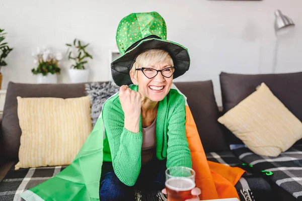 Стара Ірландка Дивиться Гру Пиво Вітає Ірландію Ірландським Прапором Капелюхом — стокове фото