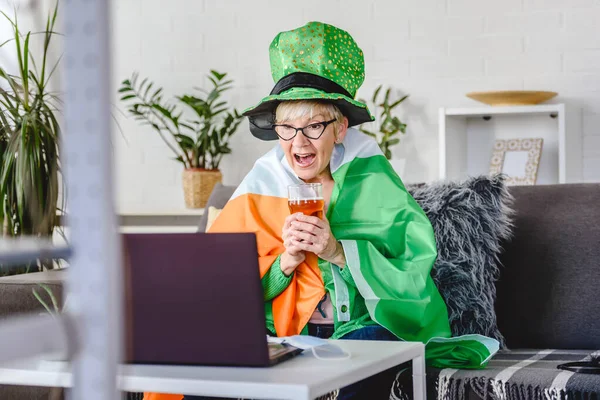 Стара Ірландка Дивиться Гру Комп Ютері Пиво Вітає Ірландію Ірландським — стокове фото