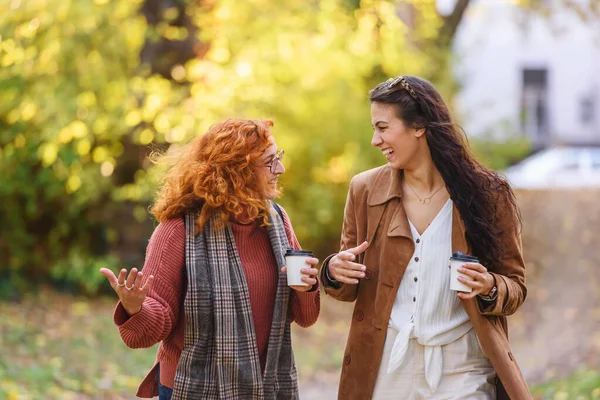 Duas Mulheres Bonitas Andando Livre Com Café — Fotografia de Stock