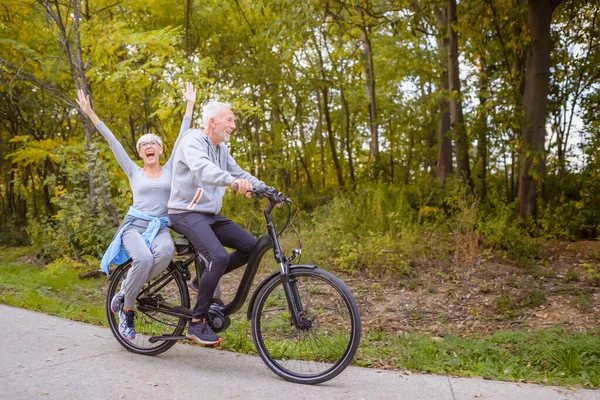 Ευτυχισμένο Ζευγάρι Ηλικιωμένων Ποδήλατο Ιππασίας — Φωτογραφία Αρχείου
