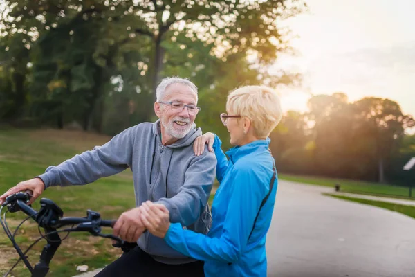 Glückliches Seniorenpaar Auf Dem Fahrrad — Stockfoto