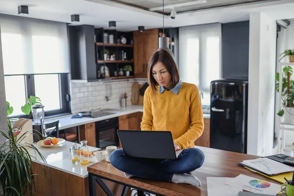Freelance Vrouw Die Thuis Werkt Met Een Laptop Computer Flexibele — Stockfoto
