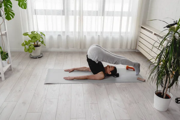 Mujer Joven Practicando Yoga Casa Rutinas Deportivas Diarias Para Estilo — Foto de Stock
