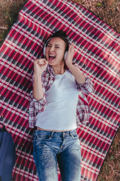 Молодая Женщина Лежит Одеяле Слушает Музыку — стоковое фото