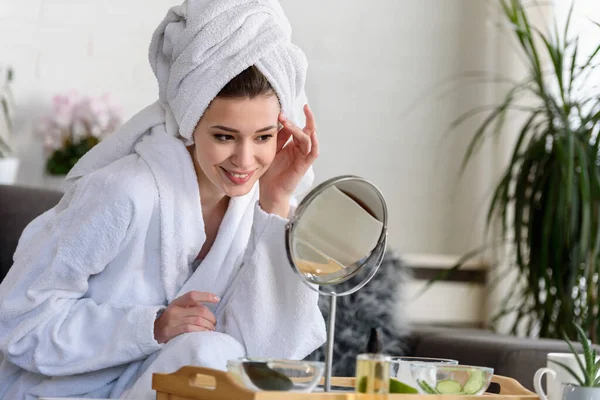 Bornoz Havlu Giymiş Güzel Genç Bir Kadın Aynaya Bakıyor Cilt — Stok fotoğraf
