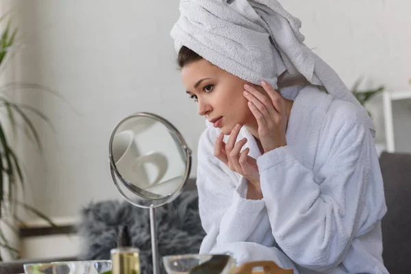 Piękna Młoda Kobieta Szlafroku Ręczniku Patrząc Lustro Koncepcji Pielęgnacji Skóry — Zdjęcie stockowe