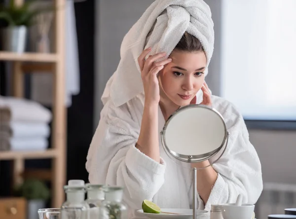 Bornoz Havlu Giymiş Güzel Genç Bir Kadın Aynaya Bakıyor Cilt — Stok fotoğraf