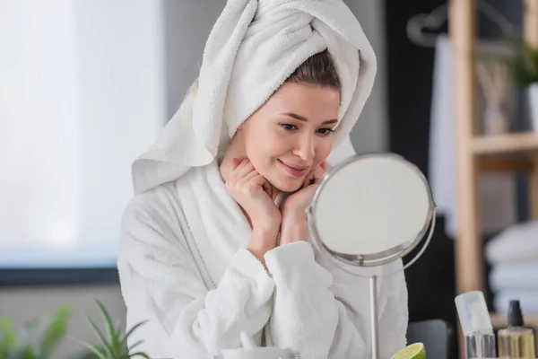 Bela Jovem Mulher Roupão Banho Toalha Olhando Para Espelho Conceito — Fotografia de Stock