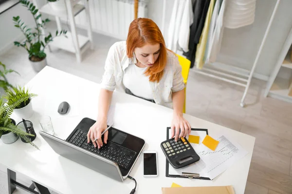 Mujer Joven Trabajando Oficina — Foto de Stock