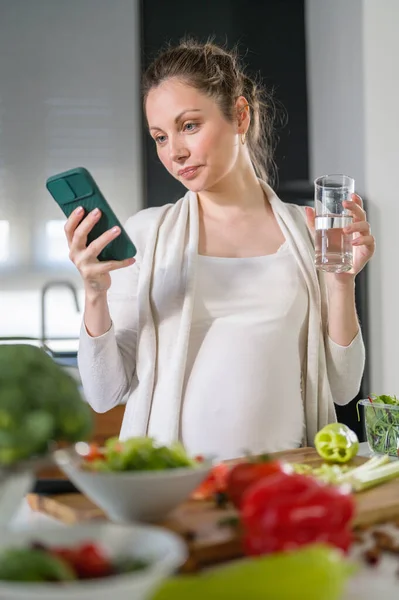 Mooie Zwangere Vrouw Met Telefoon Hand Staan Keuken — Stockfoto