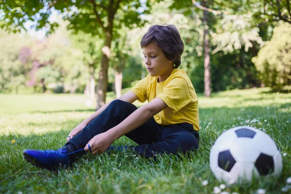 Маленький Мальчик Футболист Поле — стоковое фото