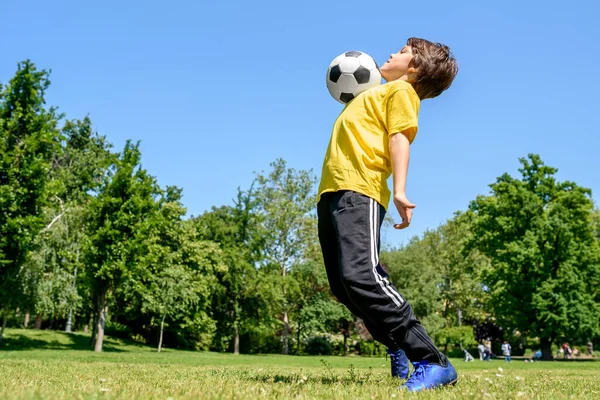 Mały Chłopiec Piłkarz Boisku — Zdjęcie stockowe