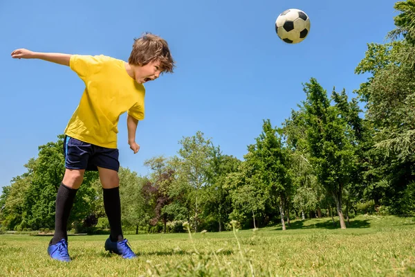 Mały Chłopiec Piłkarz Boisku — Zdjęcie stockowe