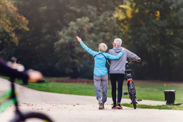 Seniorenpaar Mit Fahrrad Park — Stockfoto