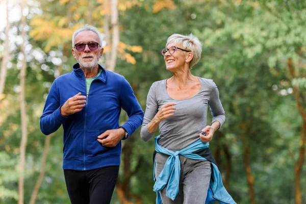Feliz Pareja Ancianos Corriendo Parque —  Fotos de Stock