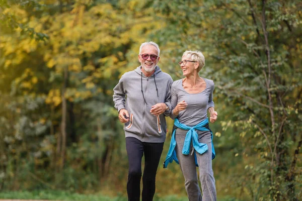 Glückliches Senioren Paar Joggt Park — Stockfoto