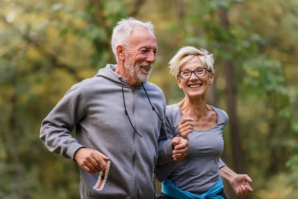 Feliz Pareja Ancianos Corriendo Parque — Foto de Stock
