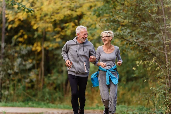 Glückliches Senioren Paar Joggt Park — Stockfoto