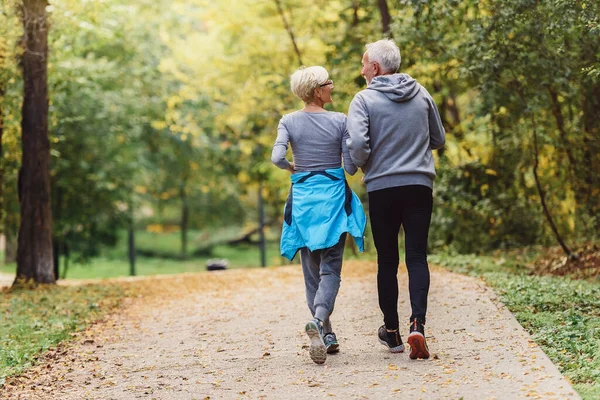 Heureux Couple Aîné Jogging Dans Parc — Photo