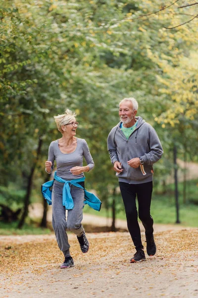 Szczęśliwy Senior Para Jogging Park — Zdjęcie stockowe