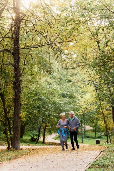 Mutlu Yaşlı Çift Parkta Koşuyor — Stok fotoğraf