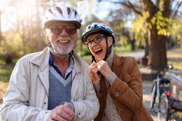 Seniorenpaar Mit Fahrrädern Park — Stockfoto