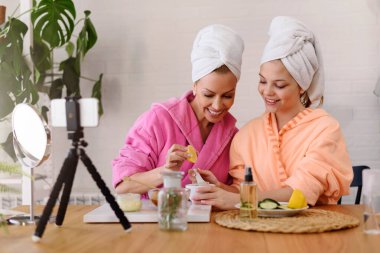 Güzel anne ve kız cilt bakımı yapıyorlar.