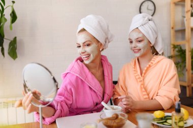 Güzel anne ve kız cilt bakımı yapıyorlar.