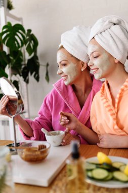 Güzel anne ve kız cilt bakımı yapıyorlar.