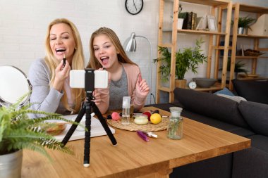 anne ve kız blogcular blog için video kaydediyor 