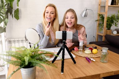 anne ve kız blogcular blog için video kaydediyor 