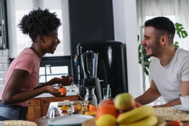 Karışık ırk çiftleri sağlıklı kahvaltı hazırlıyor.