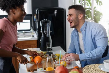 Genç çift mutfakta kahvaltı yapıyor. 