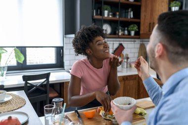 Genç çift mutfakta kahvaltı yapıyor. 