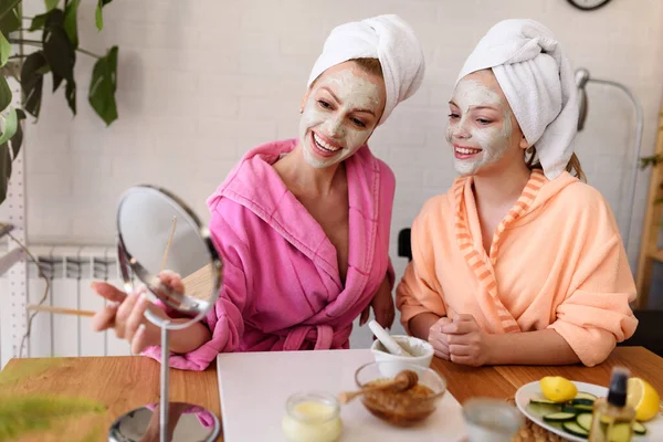 Schöne Mutter Und Tochter Machen Hautbehandlung — Stockfoto