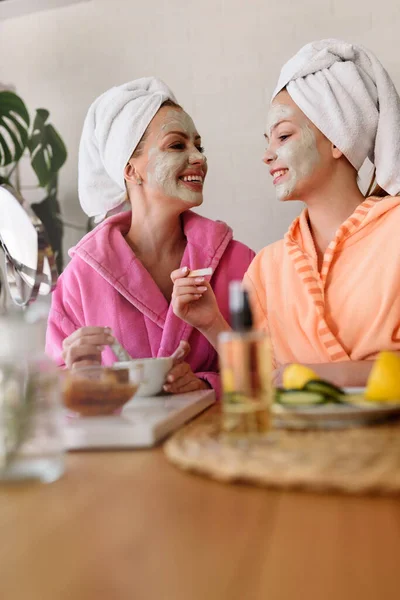 Schöne Mutter Und Tochter Machen Hautbehandlung — Stockfoto