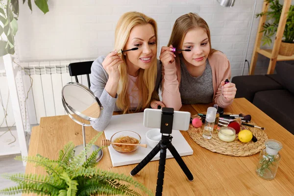 Mutter Und Tochter Blogger Aufnahme Video Für Blog — Stockfoto