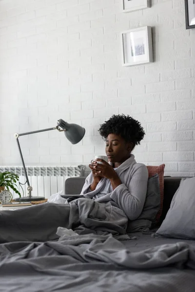 African Woman Suffering Flu Bed — Stock Photo, Image