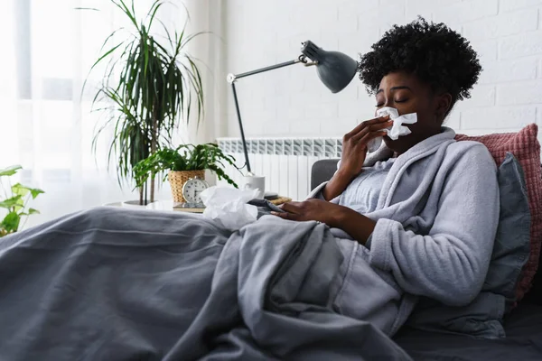 Afrikanerin Mit Grippe Bett — Stockfoto