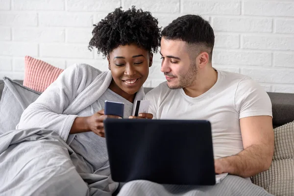 Smiling Mixed Race Couple Lying Bed Laptop Bedroom Home — Stock Photo, Image