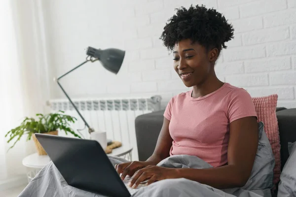 Afrikanische Amerikanerin Auf Laptop Tippen — Stockfoto