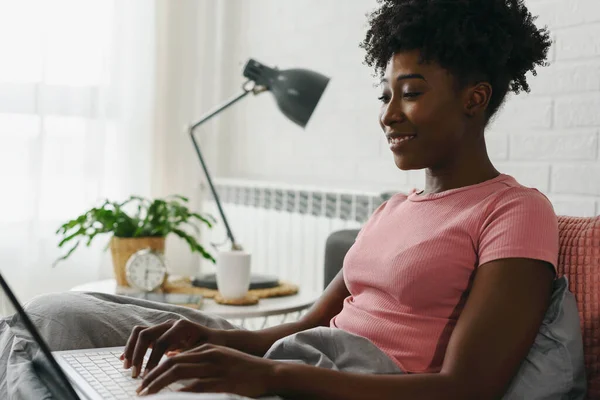 Afrikanische Amerikanerin Auf Laptop Tippen — Stockfoto