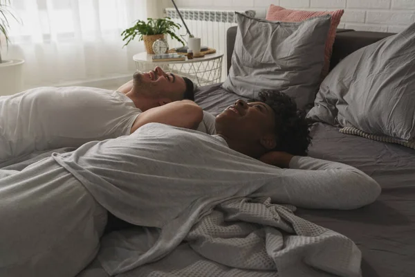 Jong Paar Liefde Liggend Bed — Stockfoto
