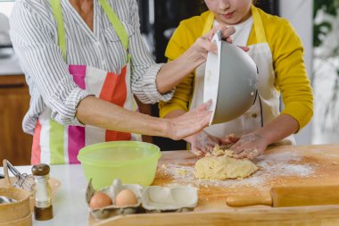 Büyükanne ve torunu kurabiye yapıyor.