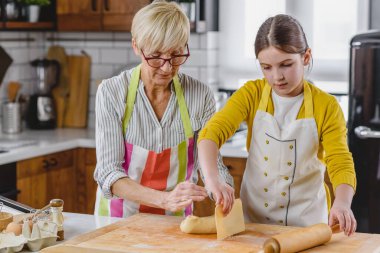 Büyükanne ve torunu kurabiye yapıyor.